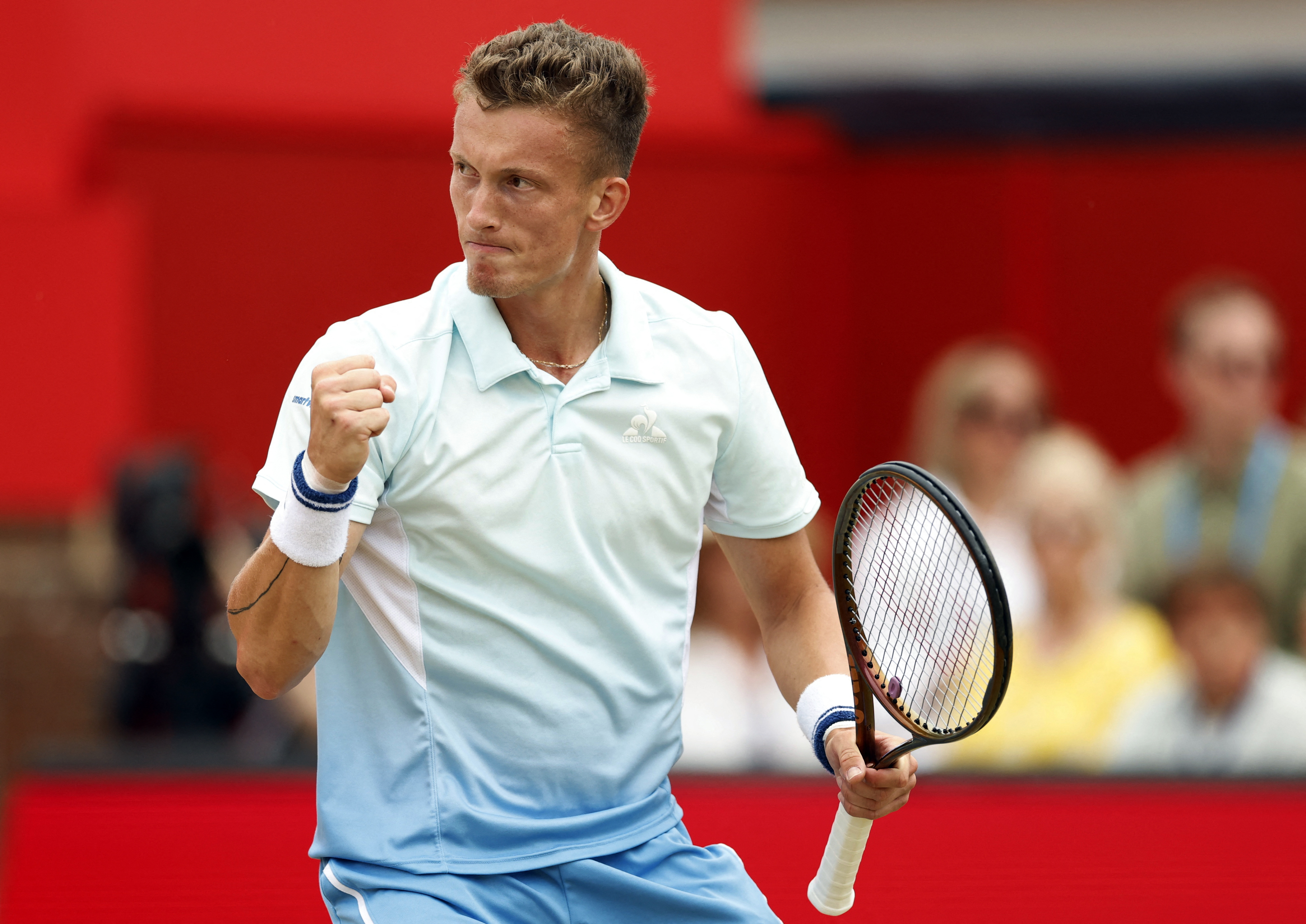 西班牙网球队险胜世界网球队,阿尔卡拉斯送出助攻 西班牙网球队险胜世界网球队,阿尔卡拉斯送出助攻