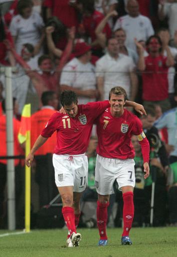 英格兰队轻取瑞典队，马龙点燃赛场