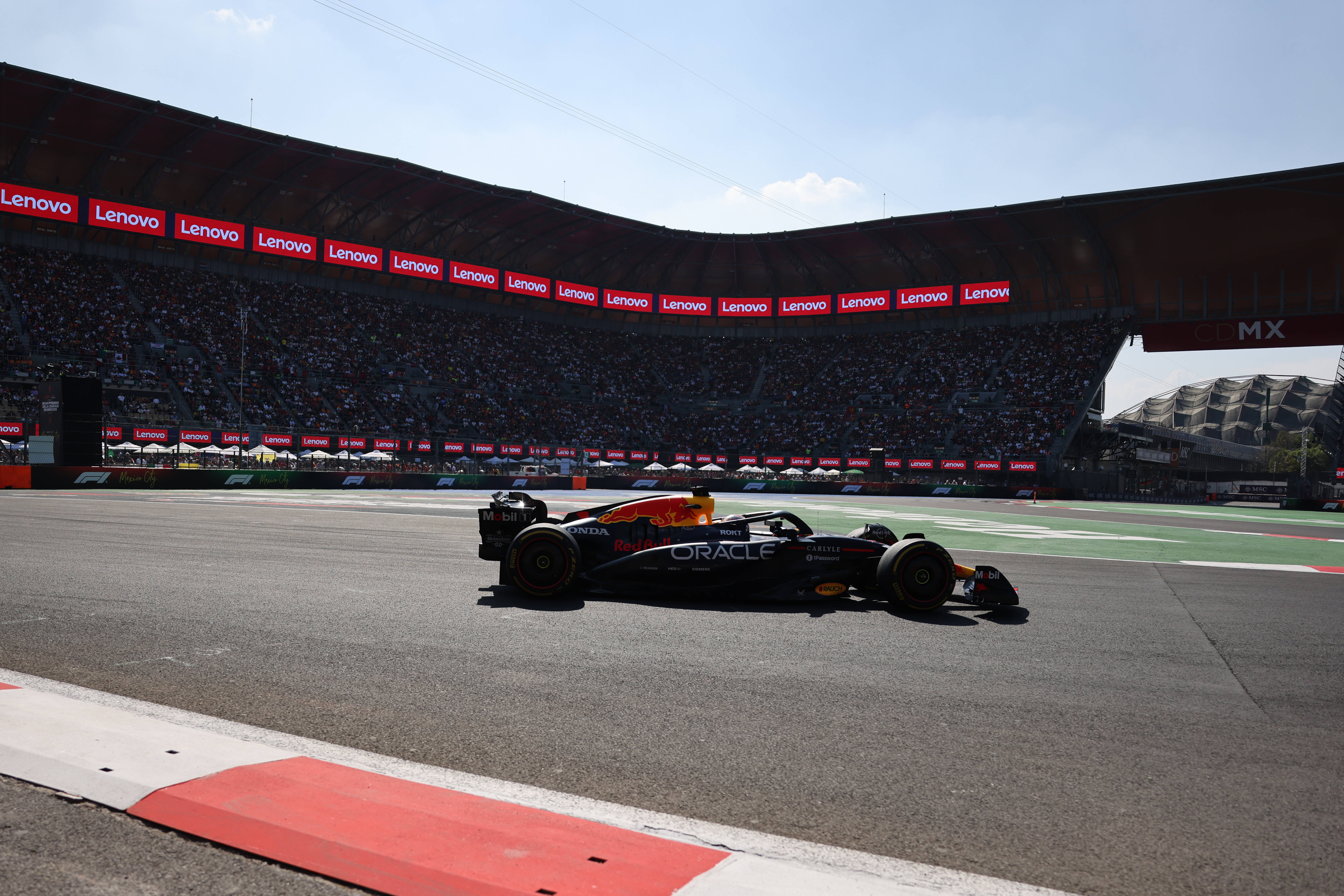 红牛二队鏖战红牛车队，诺里斯带队取胜