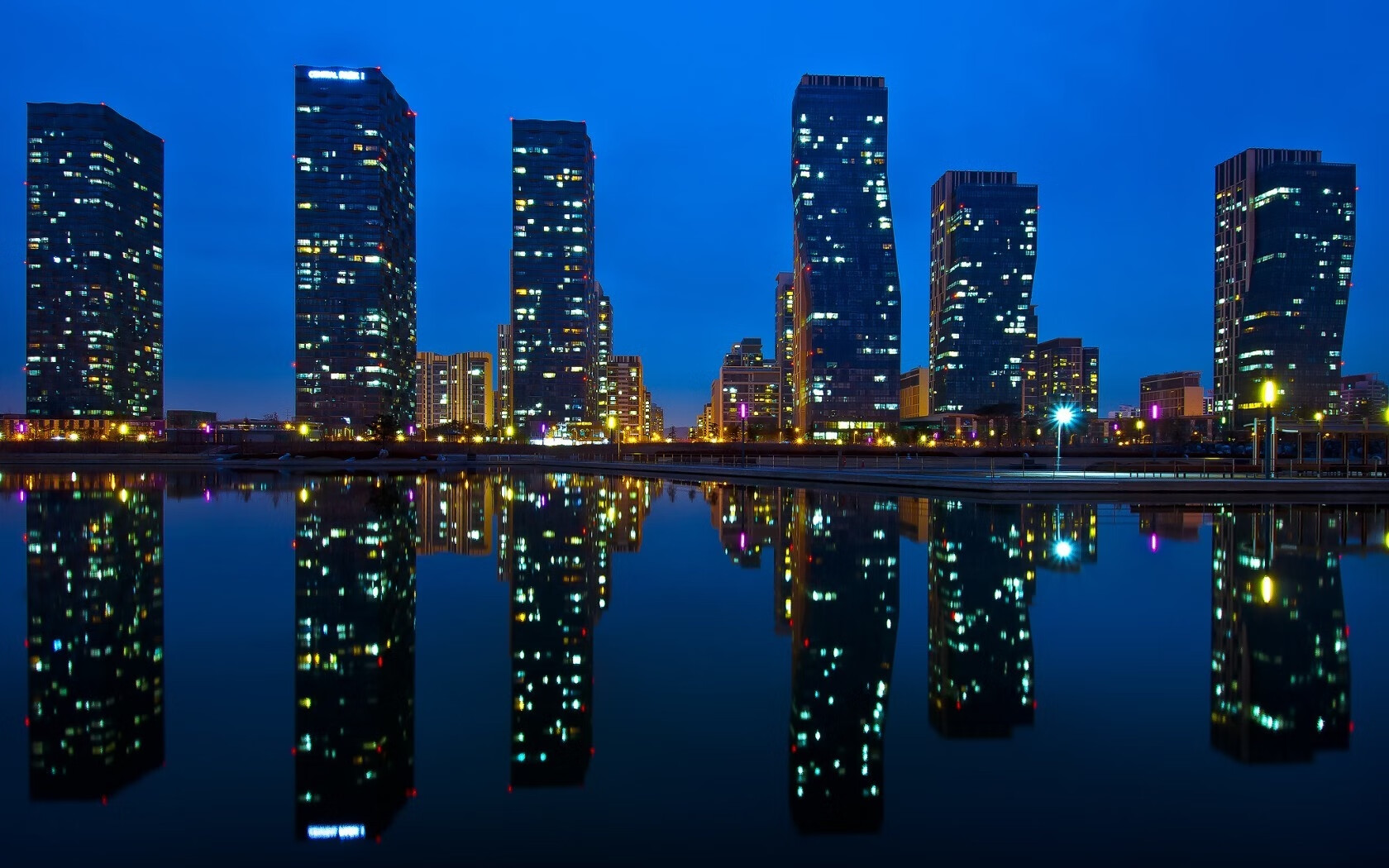 新星轰然升起，传奇浴火重生—绿茵场上的变奏与永恒