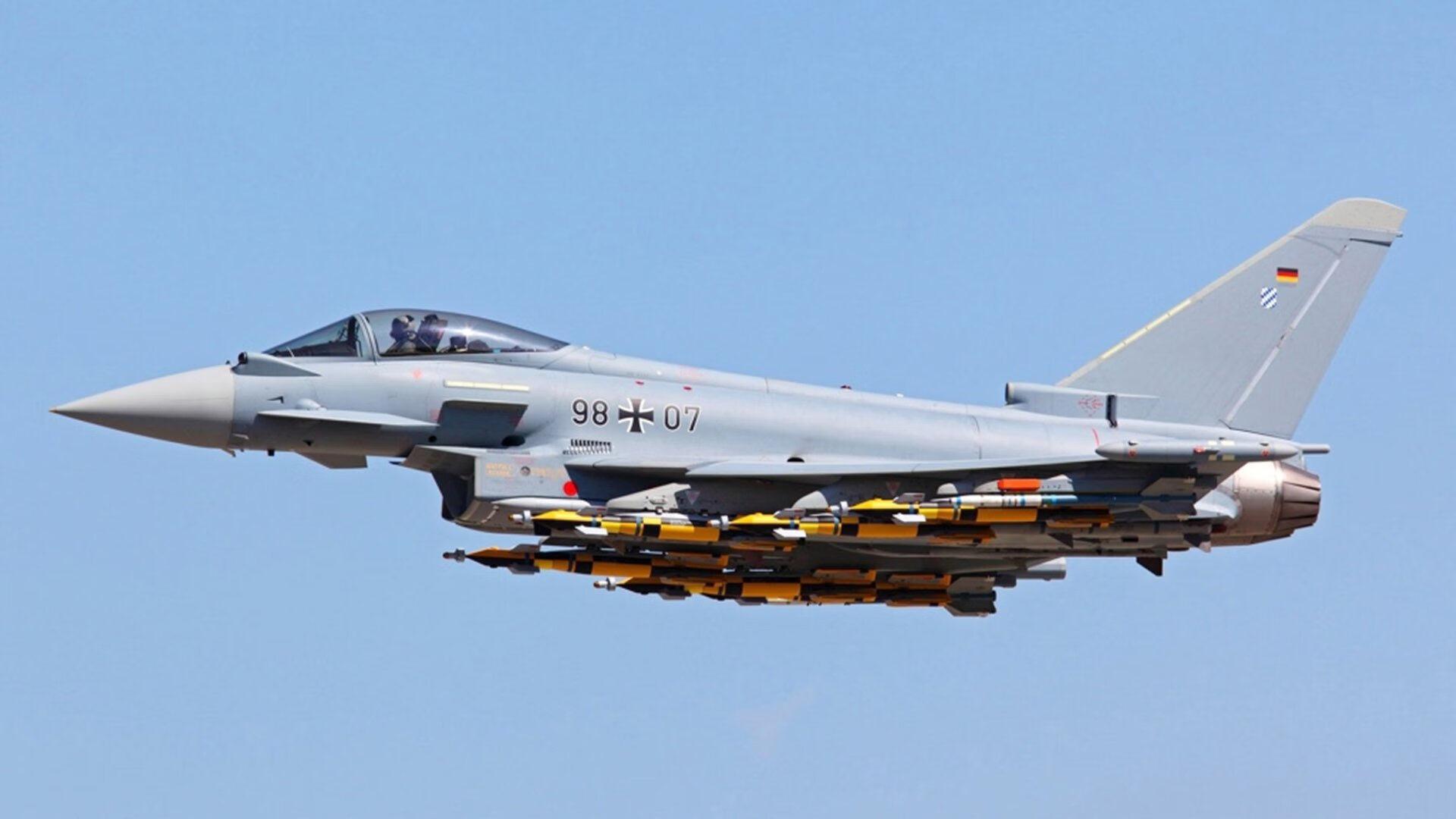 赛道与球场，大场面基因的双城记